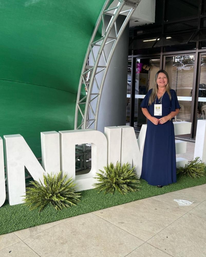 Secretária de Educação Adriana Caneiro