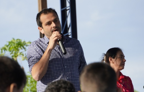 Palmital (SP) é um dos municípios afetados pela queda na arrecadação. Segundo o prefeito Luiz Gustavo Moraes (foto), não houve cortes na folha de pagamento, mas os fornecedores já estão recebendo com atraso. Foto: Facebook/Reprodução