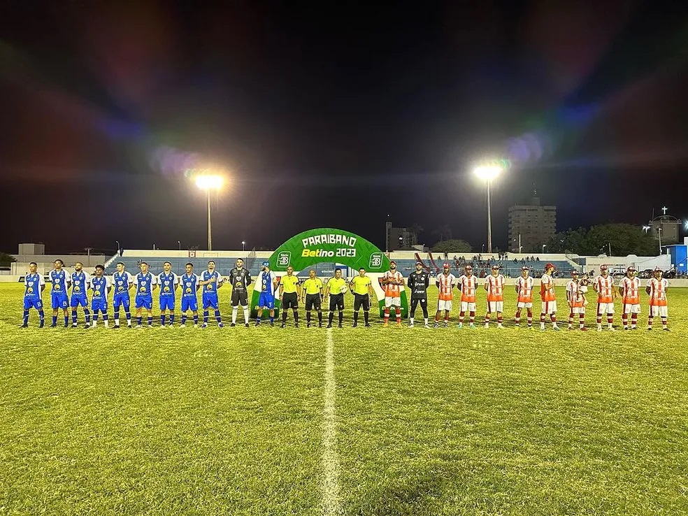 Jogadores de Atlético-PB e Esporte de Patos perfilados antes do jogo no José Cavalcanti — Foto: Divulgação / Atlético-PB