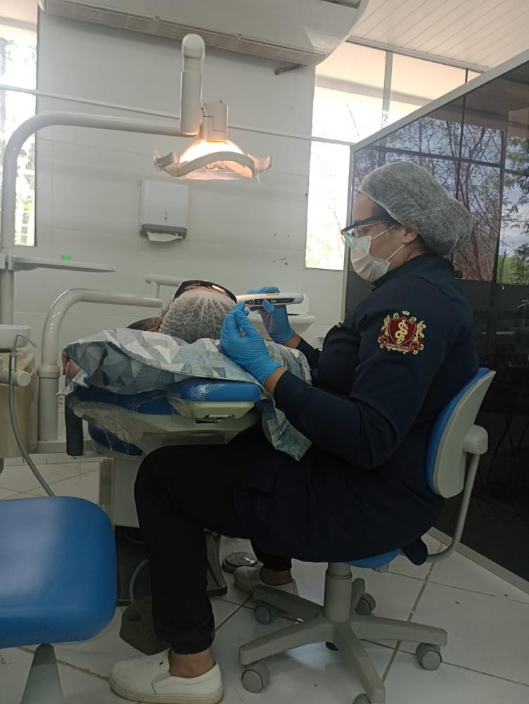 A paciente Luzia Alves durante sessão na clínica odontológica da UFCG que é parceira do Hospital do Bem.