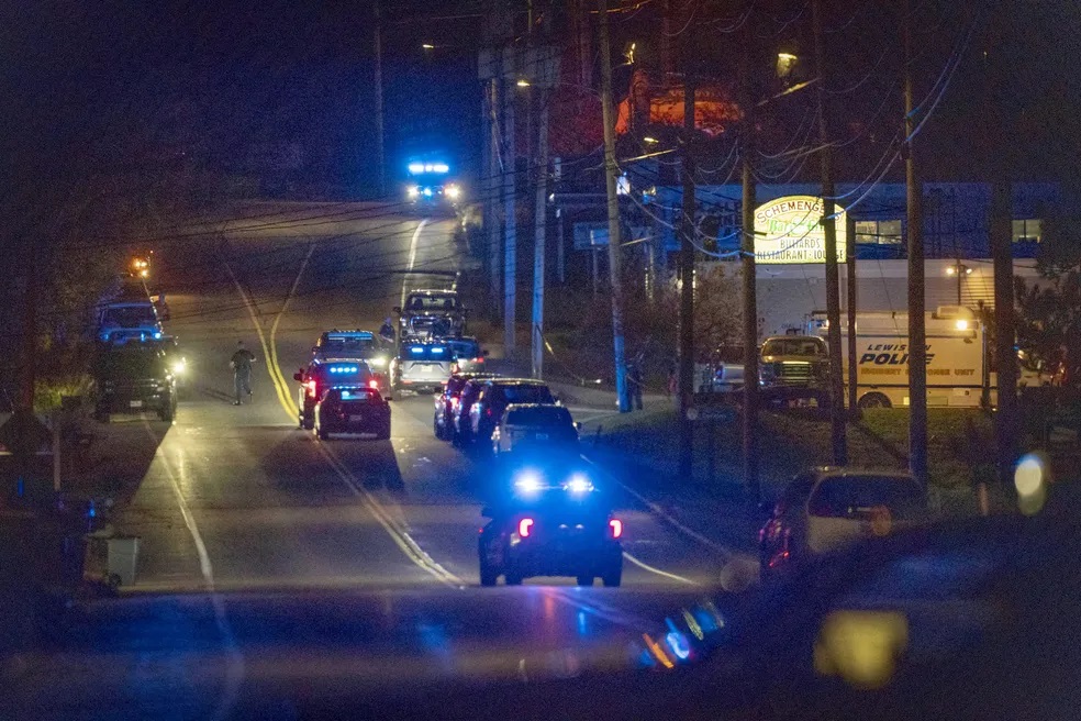 Polícia atende ataque a tiros em massa em Lewiston, nos Estados Unidos, em 25 de outubro de 2023 — Foto: AP Photo/Robert F. Bukaty