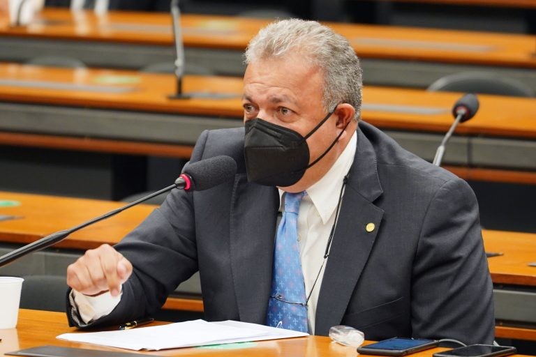 Parecer de Elias Vaz, favorável ao projeto, foi derrotado na votação - (Foto: Pablo Valadares/Câmara dos Deputados)