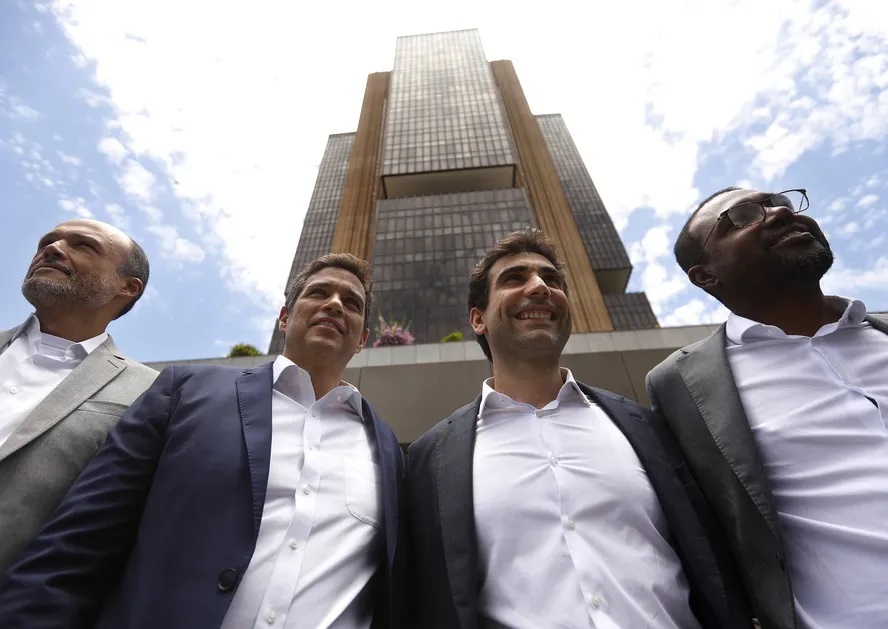Diretores do Banco Central participaram de protesto de servidores no dia da reunião do Copom. Na foto, Maurício Moura, Roberto Campos Neto, Gabriel Galípolo e Ailton de Aquino — Foto: Cristiano Mariz/Agência O Globo