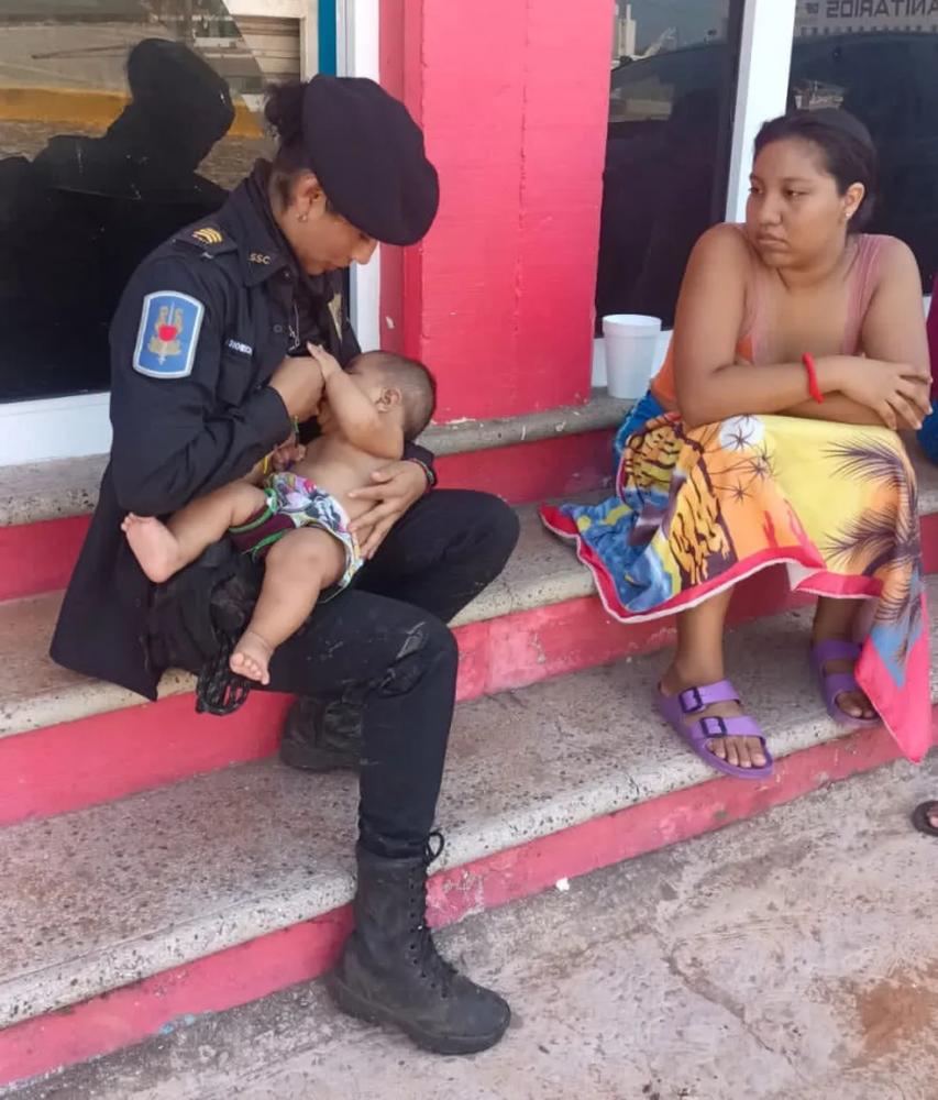 Policial amamenta bebê em Acapulco, no México — Foto: Reprodução/@PabloVazC