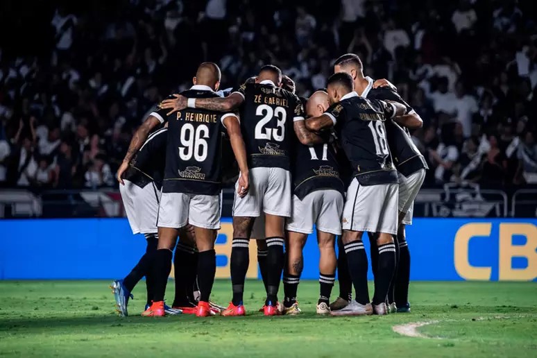Jogadores do Vasco durante concentração antes da partida contra o América – Foto: Leandro Amorim / CRVG https://www.terra.com.br/esportes/futebol/brasileiro-serie-a/vasco-vence-america-mg-com-gol-de-falta-de-payet,1bea6398acab6f93bbeb2cd217bee20cs85gze3