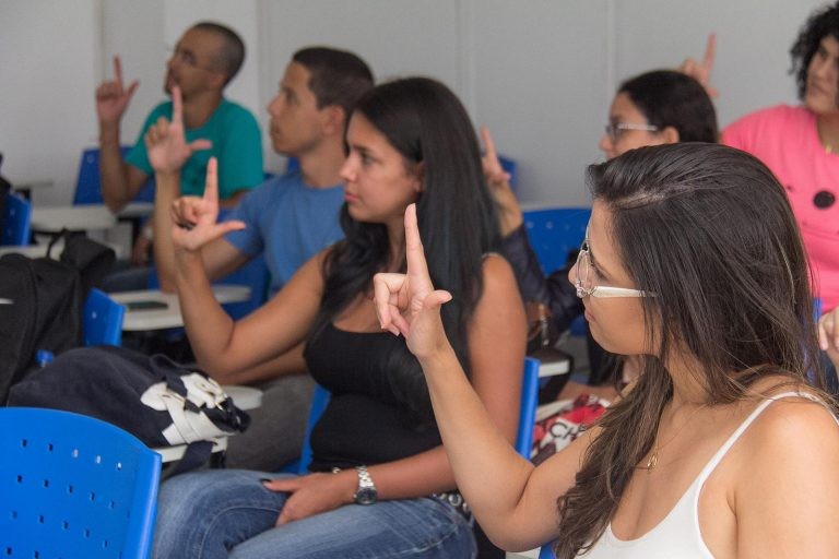 Alunos em curso de Libras - (Foto: Isa Lima/Universidade de Brasília)