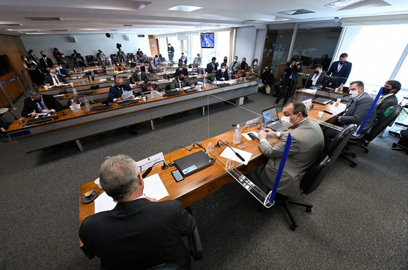 Após a reprodução de um áudio envolvendo o deputado federal Luis Miranda na compra de vacinas, os senadores desconfiaram da veracidade dos fatos relatados no depoimento de Dominguetti