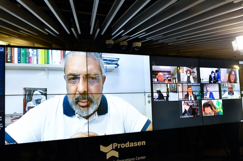 Para o autor do requerimento da sessão, senador Paulo Paim, é urgente que se discuta a situação dos povos indígenas e o projeto, ainda em análise na Câmara e que virá para o Senado, sobre demarcação de terras