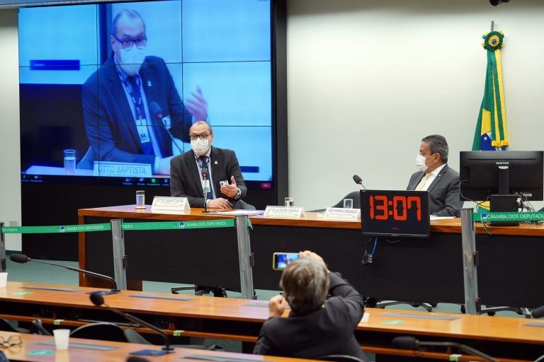 Otto Baptista (E), da Federação Nacional dos Médicos, em audiência na Câmara - (Foto: Pablo Valadares/Câmara dos Deputados)