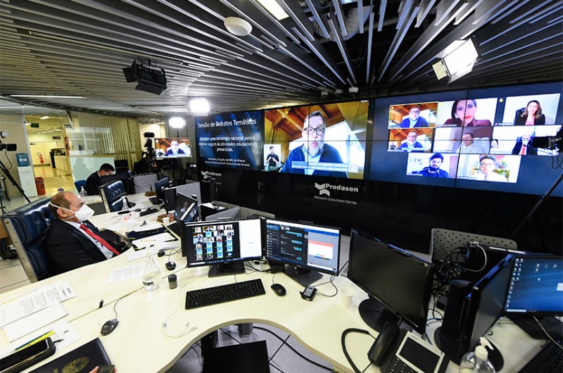 O senador Marcelo Castro (à esquerda) conduziu o debate, que foi solicitado por Flávio Arns (na tela) - Jefferson Rudy/Agência Senado