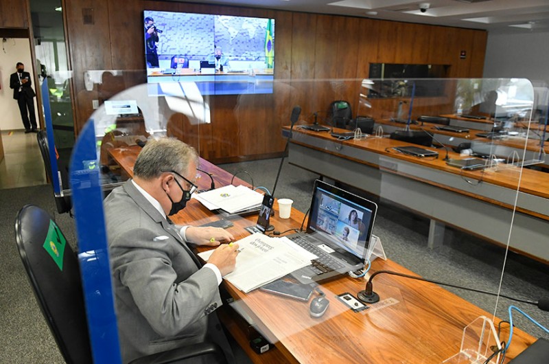 Os especialistas defenderam mudanças na lei que incentivem parcerias público-privadas que qualifiquem e atendam às demandas do mercado de trabalho. O reunião foi requerida pelo senador Izalci Lucas - Jefferson Rudy/Agência Senado