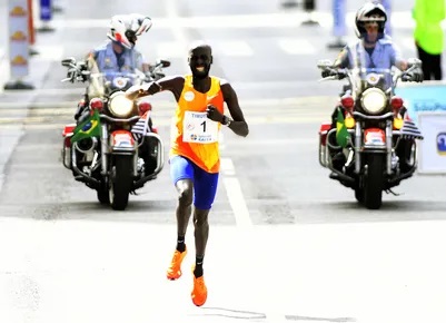 Timothy Kiplagat, do Quênia, vence a prova masculina da Corrida de São Silvestre