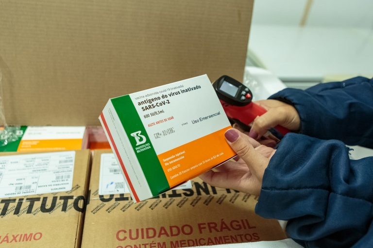Coronavac é produzida pelo Butantan em parceria com a chinesa Sinovac - (Foto: Gustavo Mansur/ Palácio Piratini)