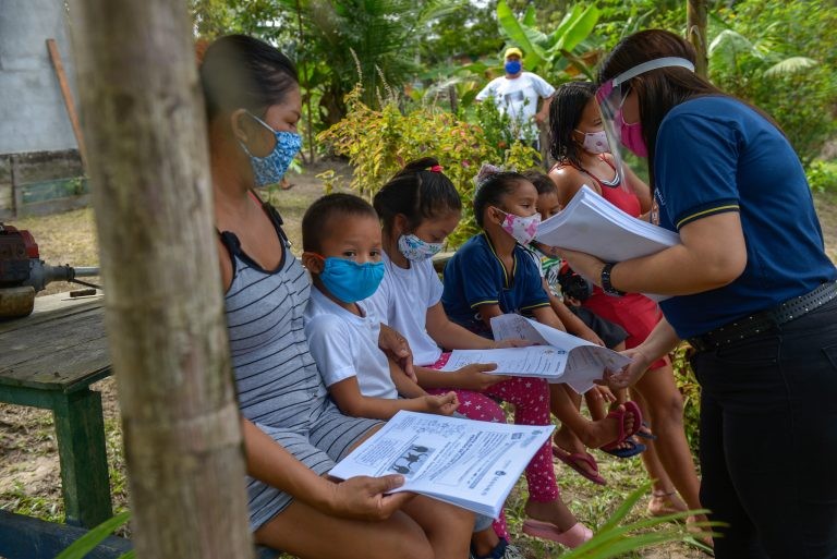 Professora entrega materia didático para alunos ribeirinhos em Manaus(AM) - (Foto: Alex Pazuello/Prefeitura de Manaus)
