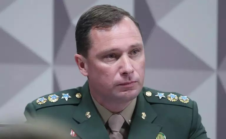 O tenente-coronel Mauro Cid, durante depoimento em CPI do Distrito Federal — Foto: Cristiano Mariz/Agência O Globo/24-08-2023