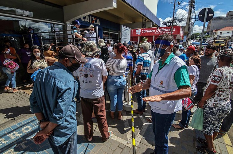 Fila em frente à Caixa, em Caruaru (PE), para recebimento do auxílio, em abril do ano passado - Divulgação/Prefeitura de Caruaru