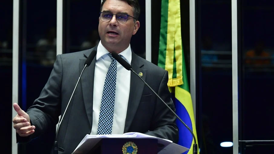 Waldemir Barreto/Agência Senado - 16/04/2024 Flávio Bolsonaro (PL-RJ) (foto) Em discurso, à tribuna, durante sessão deliberativa ordinária no plenário do Senado