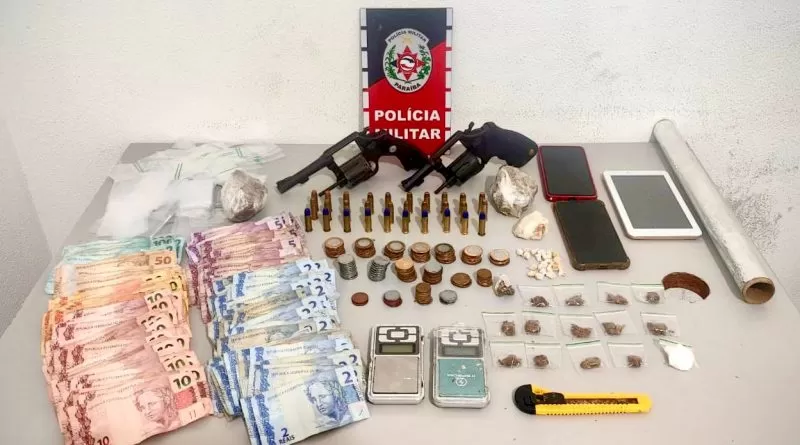 Suspeitos portavam armas de fogo, munições e drogas (Foto: PMPB)