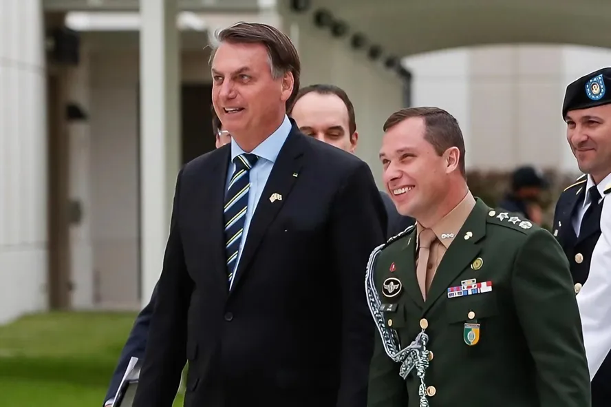O ex-presidente Jair Bolsonaro e seu ajudante de ordens, Mauro Cid — Foto: Reprodução/Alan Santos / PR/Divulgação