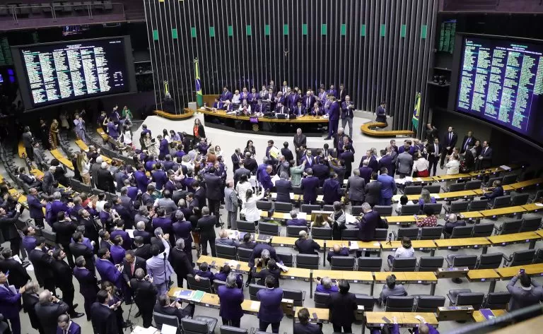 Deputados analisam a proposta em Plenário Fonte: Agência Câmara de Notícias
