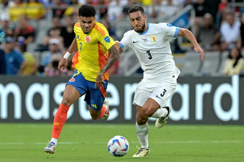 Cáceres, do Uruguai (de branco) luta pela bola com Luis Díaz, da Colômbia – Foto: Juan Mabromata / AFP via Getty Images