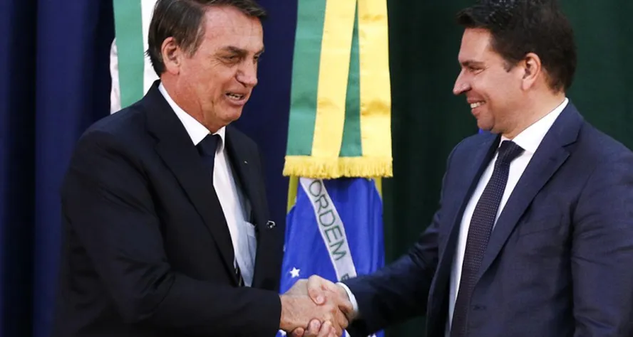 O presidente Jair Bolsonaro e o delegado da Polícia Federal Alexandre Ramagem — Foto: Agência Brasil