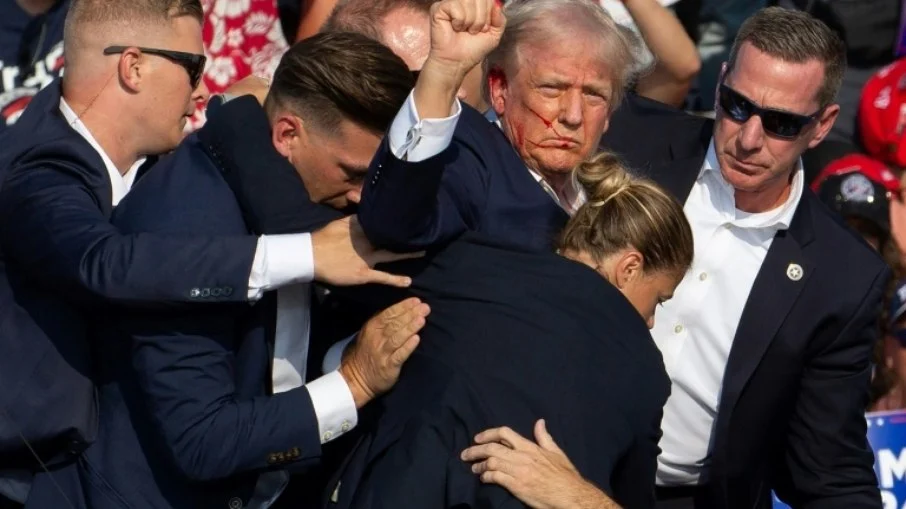 Rebecca DROKE O ex-presidente e candidato republicano Donald Trump é retirado por agentes do Serviço Secreto de comício em Butler, Pensilvânia, em 13 de julho de 2024, após uma tentativa de assassinato