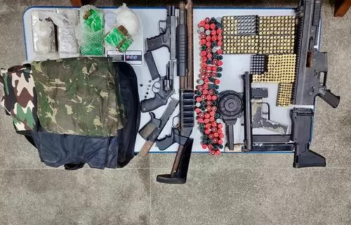 PM apreendeu 5 armas e 431 munições em Jequié (BA), na quinta-feira (18), após trocas de tiros com criminosos. Foto: PMBA