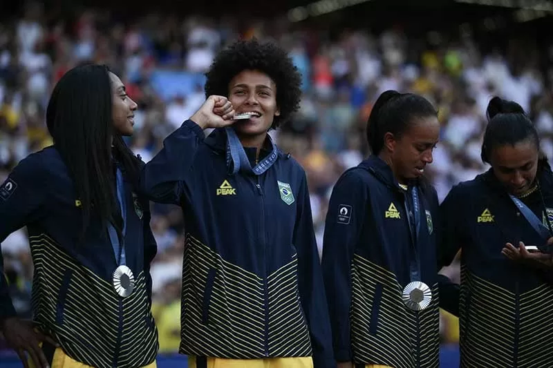 Yayá morde a medalha de prata: Brasil perde a final para Estados Unidos, mas faz grande campanha no futebol feminino nos Jogos Olímpicos – Foto: Luis Robayo / AFP via Getty Images