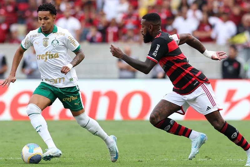 Gerson, do Flamengo, e Lázaro, do Palmeiras, disputam a bola no meio de campo. Foto: Cesar Greco/Palmeiras/by Canon