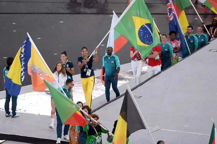 Duda e Ana Patrícia, campeãs olímpicas no vôlei de praia feminino, conduzem bandeira do Brasil na cerimônia de encerramento de Paris 2024 - em 11/08/2024 - Alexandre Loureiro/COB/Direitos Reservados