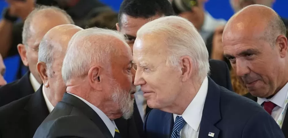 Presidente Luiz Inácio Lula da Silva conversa com presidente dos EUA, Joe Biden, durante reunião do G7 na Itália 14/06/2024 (Foto: REUTERS/Kevin Lamarque)
