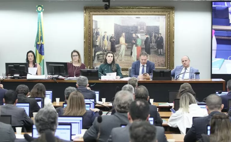 Deputada Caroline de Toni (C) preside a reunião desta terça Fonte: Agência Câmara de Notícias