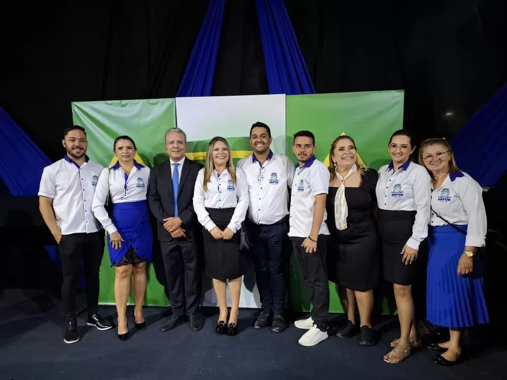 A secretária Adriana Carneiro, com parte da equipe da secretaria de Educação, após o desfile. Fotos: Vitrine Patos