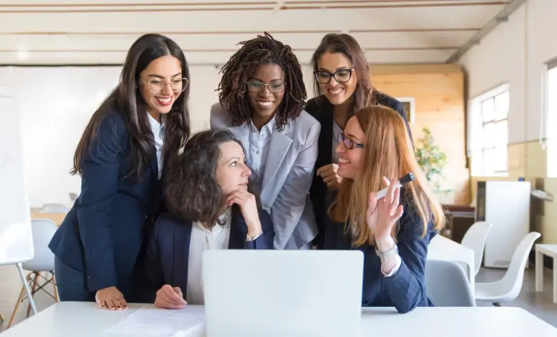 As mulheres também passaram a ser maioria nos postos de trabalho nas operações franqueadas, subindo de 48% para 51% no período analisado.