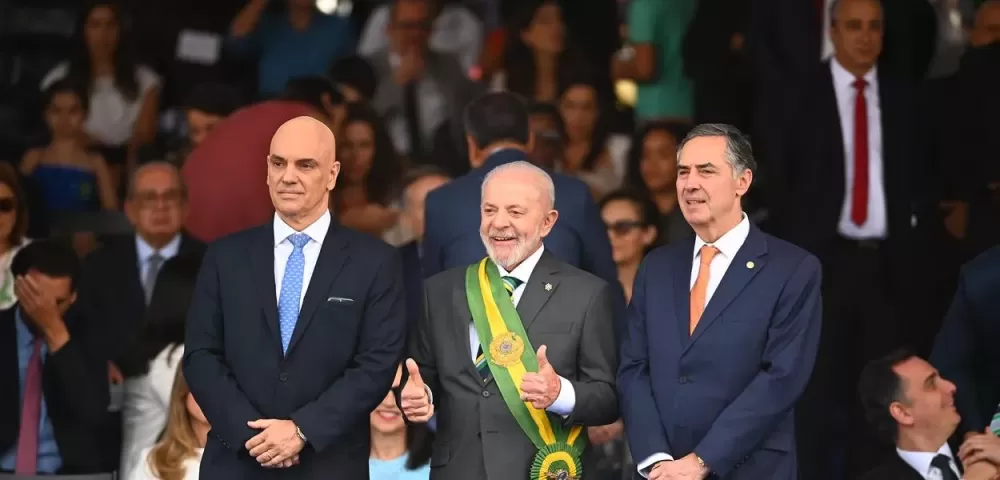 Ministro Alexandre de Moraes, presidente Lula e ministro Luís Roberto Barroso participam do desfile de 7 de Setembro em Brasília-DF (Foto: Antonio Augusto/STF)