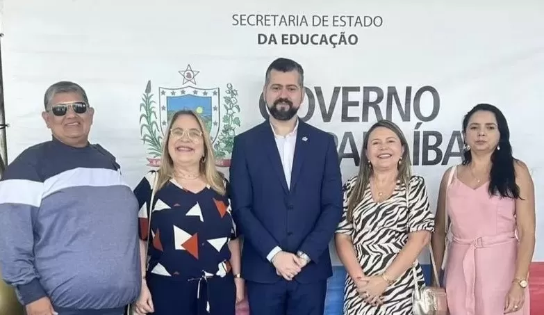 Secretária de Educação de Patos, Adriana Carneiro, e equipe com o professor Herbert Gomes.