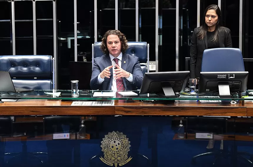 Veneziano anunciou cancelamento das votações, que dependiam da análise da regulamentação da reforma tributária Jonas Pereira/Agência Sena Fonte: Agência Senado
