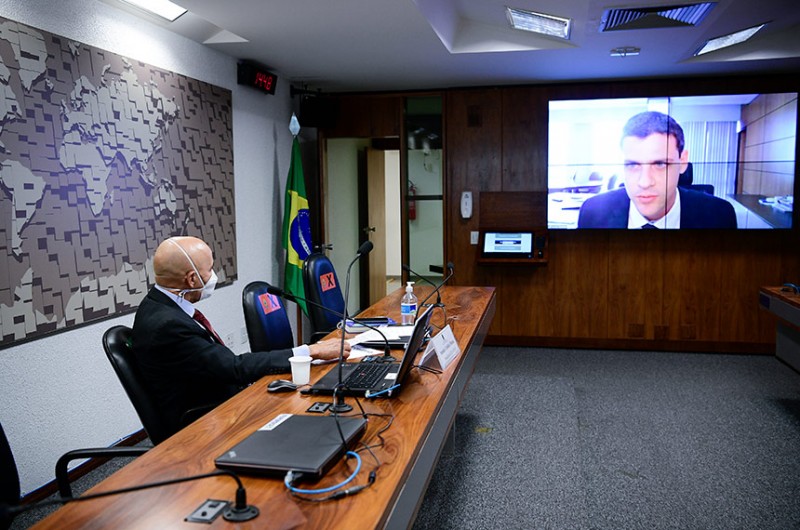 O presidente da comissão, Confúcio Moura, e o secretário Especial de Fazenda, Bruno Funchal (na tela) - Pedro França/Agência Senado