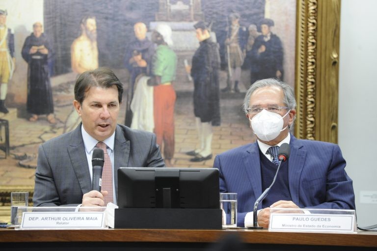 Arthur Oliveira Maia, relator da reforma administrativa, e o ministro Paulo Guedes - (Foto: Gustavo Sales/Câmara dos Deputados)