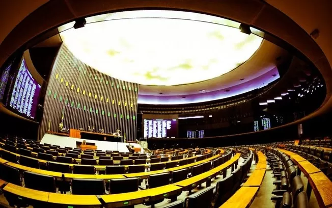 Redação GPS Chuva provoca vazamento no Plenário Ulysses Guimarães, na Câmara dos Deputados