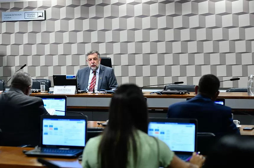 Comissão de Educação realiza debates sobre o PNE por iniciativa de seu presidente, Flávio Arns, e de Teresa Leitão Geraldo Magela/Agência Senado Fonte: Agência Senado