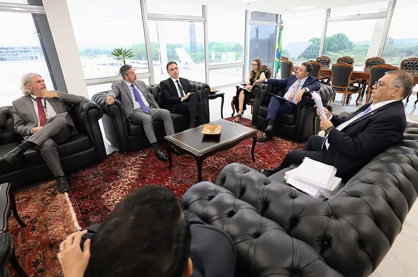 Pacheco (3º à esq.), Lira, Barroso e Dino na reunião desta quarta, que teve também o advogado-geral da União Antonio Augusto/STF Fonte: Agência Senado