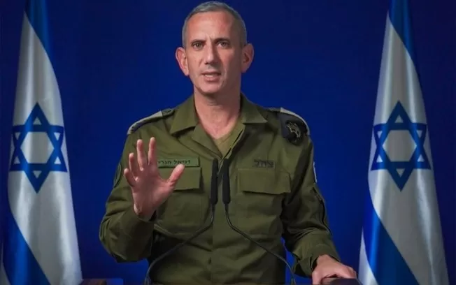 Frame de vídeo divulgado pelo Exército de Israel, em 26 de outubro de 2024, mostra o porta-voz militar Daniel Hagari pedindo ao povo israelense para que esteja “alerta e vigilante” enquanto realiza ataques contra alvos militares no Irã