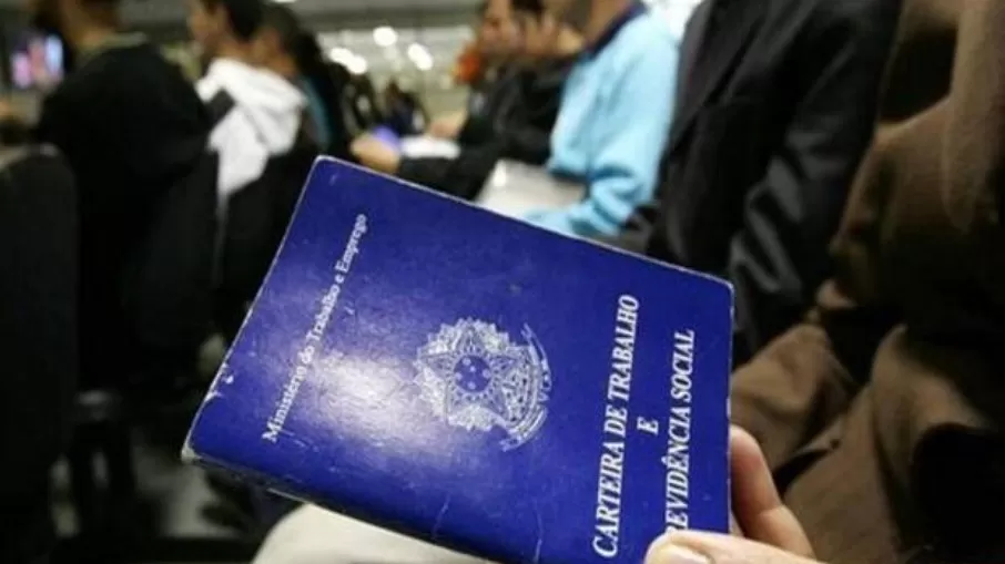 Marcello Casal Jr/Agência Brasil Carteira de trabalho