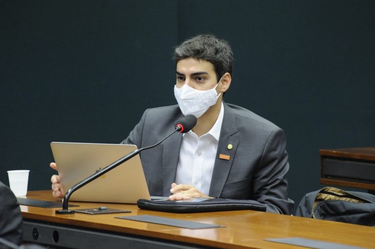 Tiago Mitraud: versão digital tem várias vantagens sobre a impressa - (Foto: Gustavo Sales/Câmara dos Deputados)