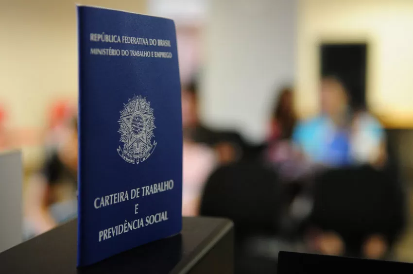 Carteira de Trabalho e Previdência Social (Foto: Pedro Ventura/Agência Brasília)