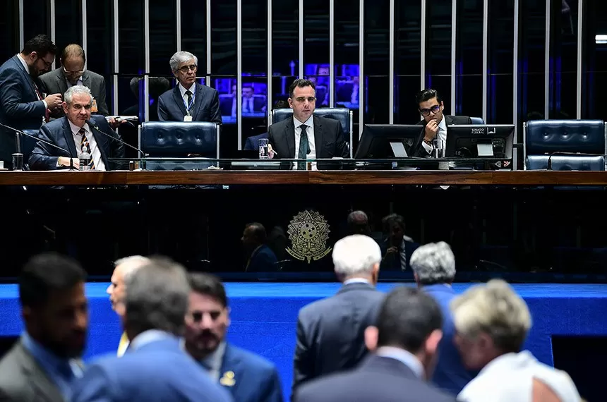Presidente Rodrigo Pacheco e Angelo Coronel, relator, durante votação do PLP das emendas: meta ainda distante Pedro França/Agência Senado Fonte: Agência Senado