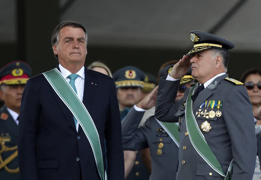 air Bolsonaro e o general Freire Gomes, ex-comandante do Exército — Foto: Cristiano Mariz