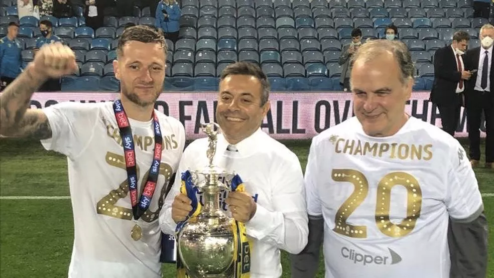 Andrea Radrizzani, no centro, com a taça da Segunda Divisão inglesa ao lado do técnico Marcelo Bielsa — Foto: Divulgação/Leeds United
